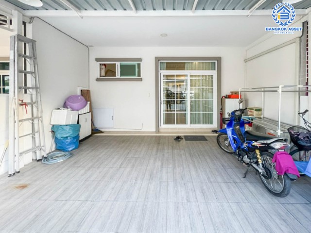 *****ทาวน์เฮ้าส์มือสองย่านนนทบุรี ม.กัสโต้ ราชพฤกษ์-พระราม5 เนื้อที่เกือบ 18 ตร.ว. ฟังก์ชัน 3 ห้องนอน 2 ห้องน้ำ 2 ที่จอดรถ บนทำเลแห่งการเดินทาง เพียงไม่ถึง 15 นาทีก็ถึงรถไฟฟ้าสายสีม่วง "สถานีแยกติวานนท์" ใกล้ทางด่วน "ศรีรัชใหม่" จองด่วน!